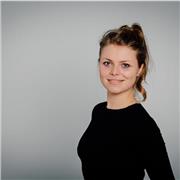 Medizin-Studentin, die Naturwissenschaften und Sprachen (Deutsch, Englisch, Spanisch) unterrichtet.